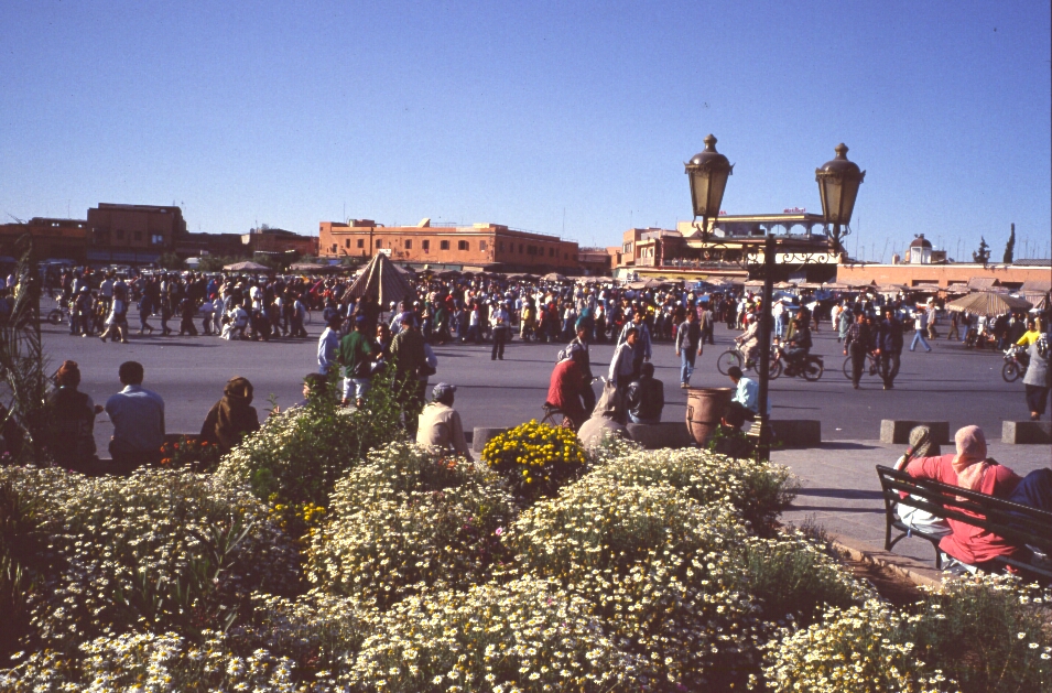 mar99_197 marrakech djma el fnaa.jpg - Centre Sud, avr-99 Marrakech A la tombée du jour, la fraîcheur commence à rassembler les habitants sur la place Djma El Fnaa qui s'anime Elite Chrome 100